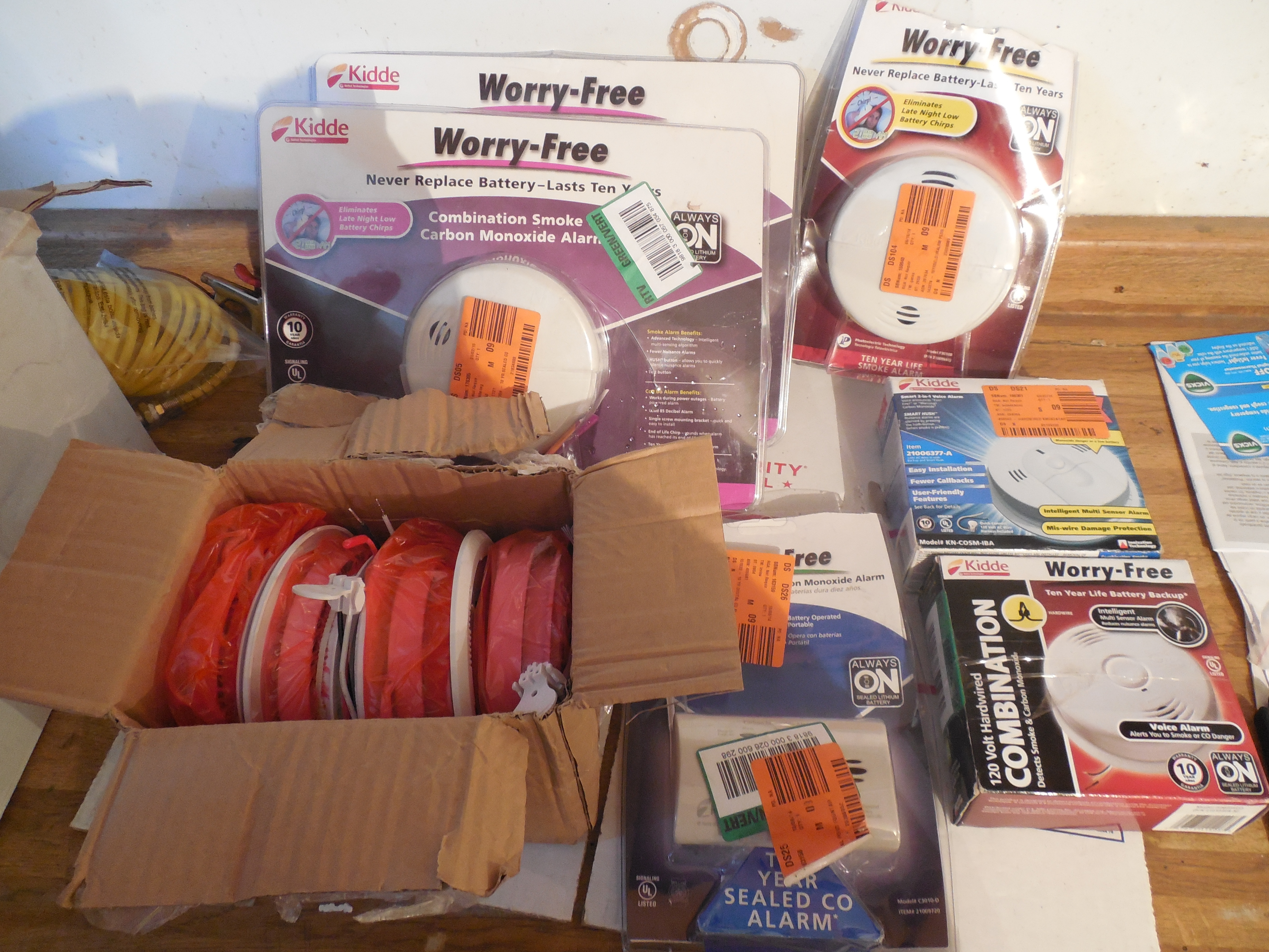 lot 24 image: 10 Smoke & Carbon Monoxide Alarm Lot