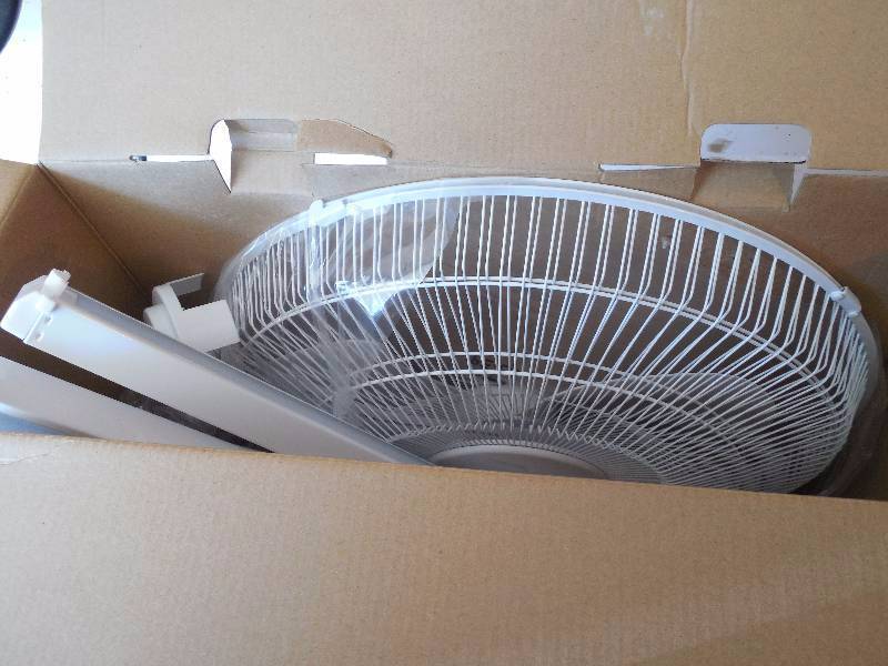 lot 46 image: Room Essentials White 16 3 Speed Oscillating Stand Fan