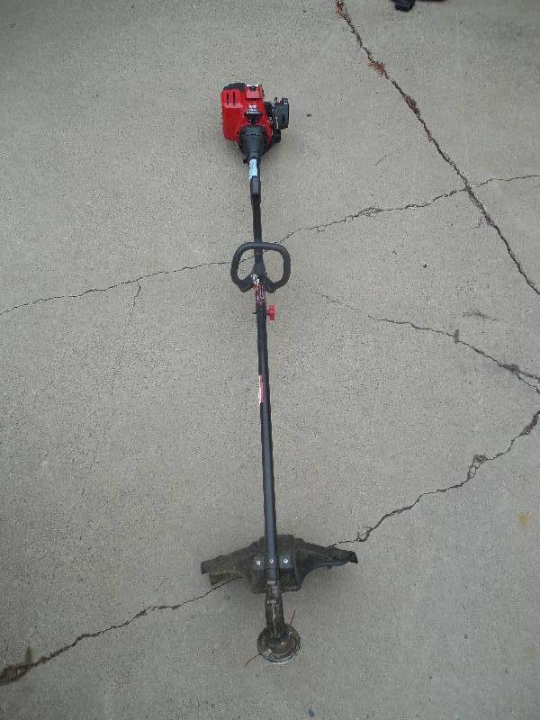lot 29 image: Craftsman WeedWacker Gas Trimmer 25cc 2-Cycle