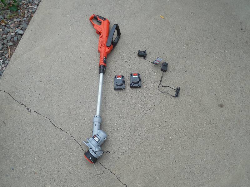 lot 31 image: Black & Decker 20V MAX Lithium 12 in. TrimmerEdger