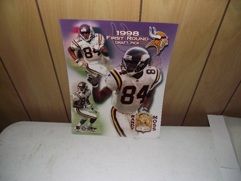lot 34 image: 2495000 � 1998 First Round Draft Pick Randy Moss in sleeve, unsigned,