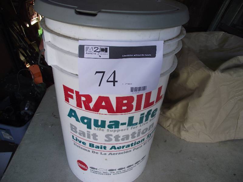 lot 74 image: Aqua life aerated minnow bucket
