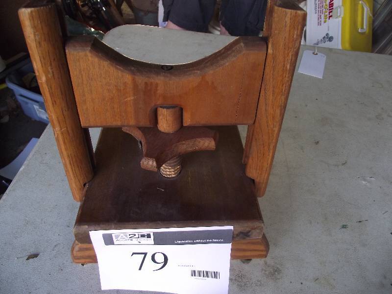lot 79 image: Wooden adjustable bench rest
