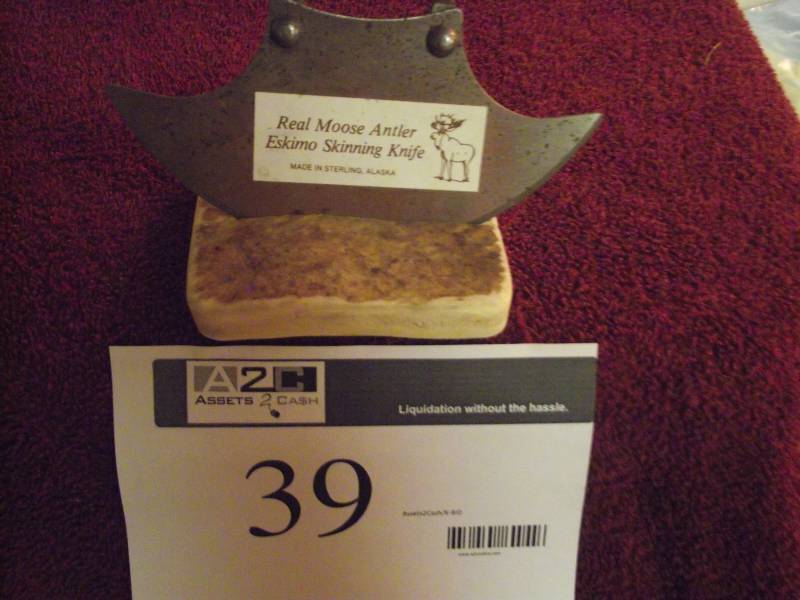 lot 39 image: Real Moose antler Eskimo skinning knife made in Sterling, Alaska