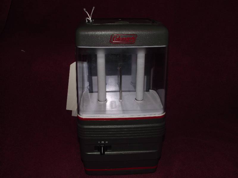 lot 26 image: Coleman battery powered fluorescent lantern with 2 levels of intensity