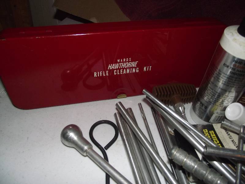 lot 81 image: Box of assorted cleaning supplies