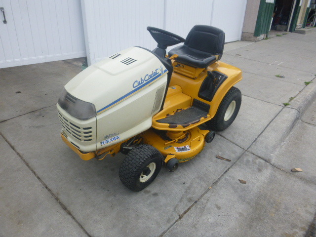 lot 5 image: Cub Cadet HDS 2155 Lawn Mower