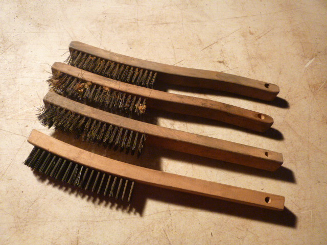 lot 14 image: 4 Wire Brushes