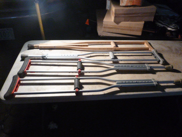 lot 23 image: 4 Crutches