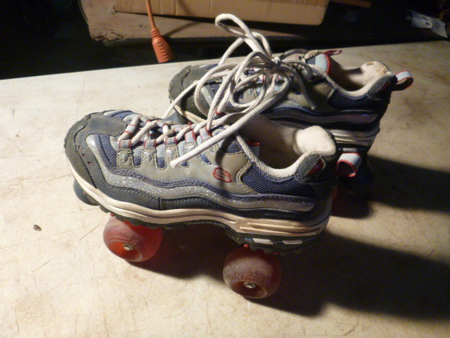 lot 25 image: Tennis Shoe Roller Skates