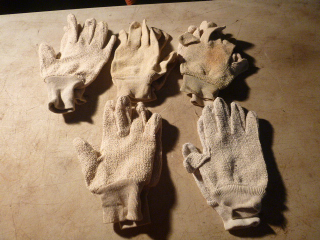lot 33 image: 5 Pair of Gloves