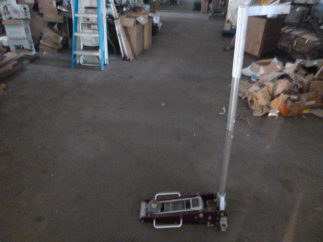 lot 70 image: 4 Ton Floor Jack