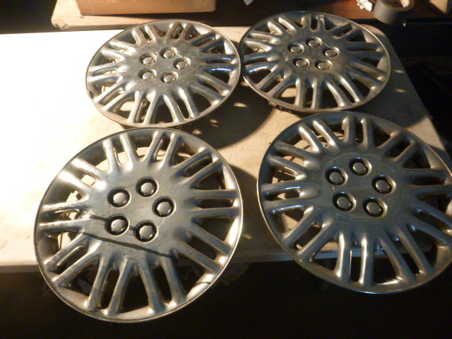 lot 100 image: 4 Wheel Covers