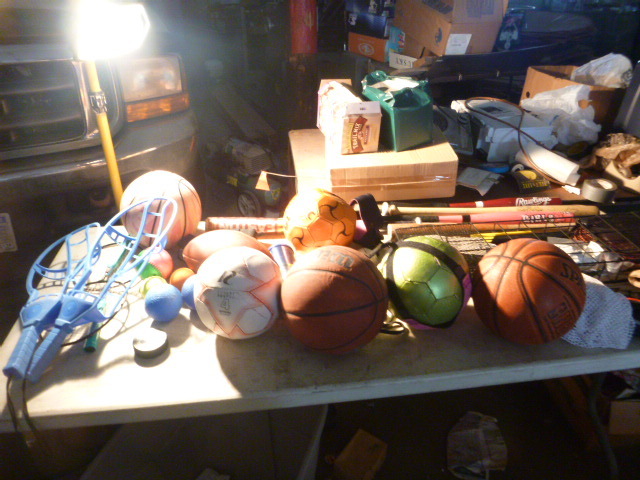 lot 103 image: Lot of Miscellaneous Sporting Items