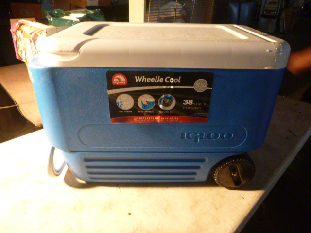 lot 109 image: Igloo Wheelie Cooler