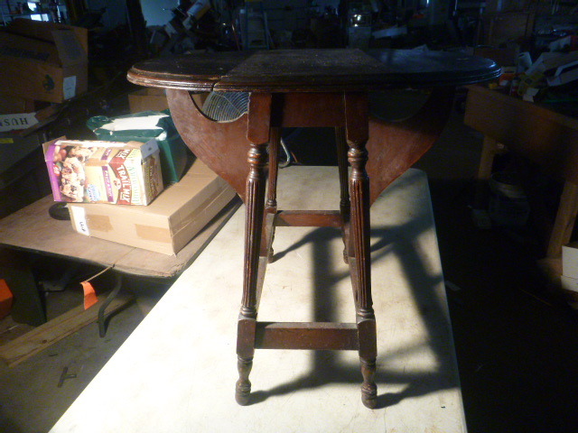 lot 122 image: Vintage Small Drop Leaf Table