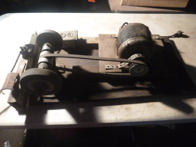 lot 137 image: Vintage Bench Grinder