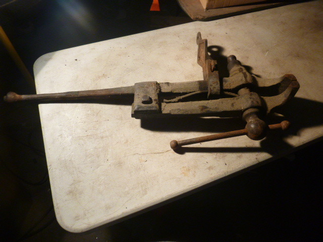 lot 156 image: Large Vintage Vise