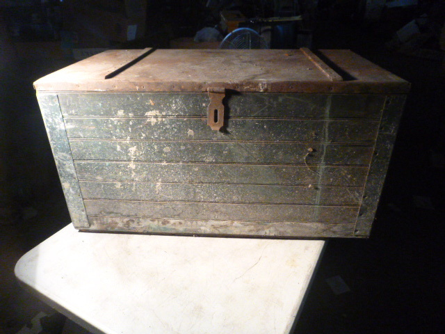 lot 184 image: Vintage Trunk