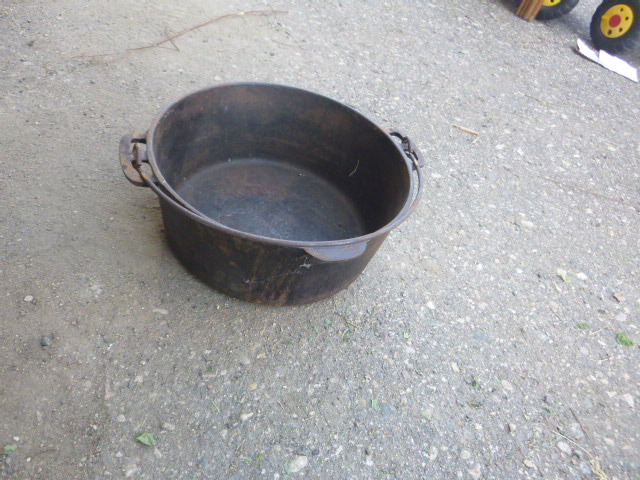 lot 194 image: Cast Iron Pot
