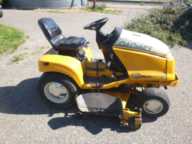 lot 1 image: Cub Cadet 3240 40th Anniversary Lawn Mower