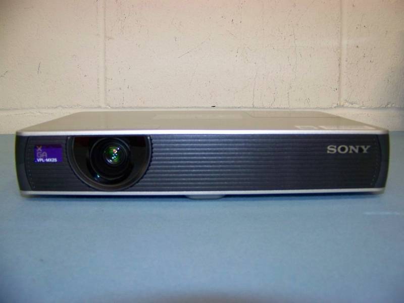 lot 4 image: Sony, VPL-MX25, LCD Projector with Remote Control and Travel Bag