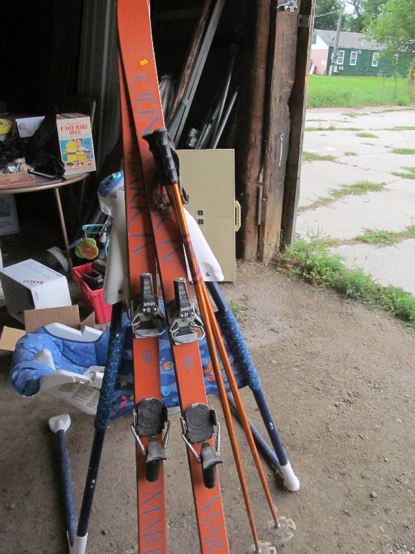 skis