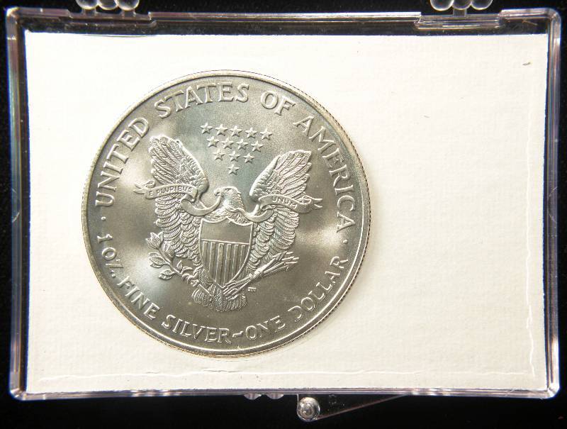 lot 33 image: 2002 1 TROY OZ. .999 FINE SILVER US SILVER EAGLE IN FLAG LABEL PLASTIC CASE