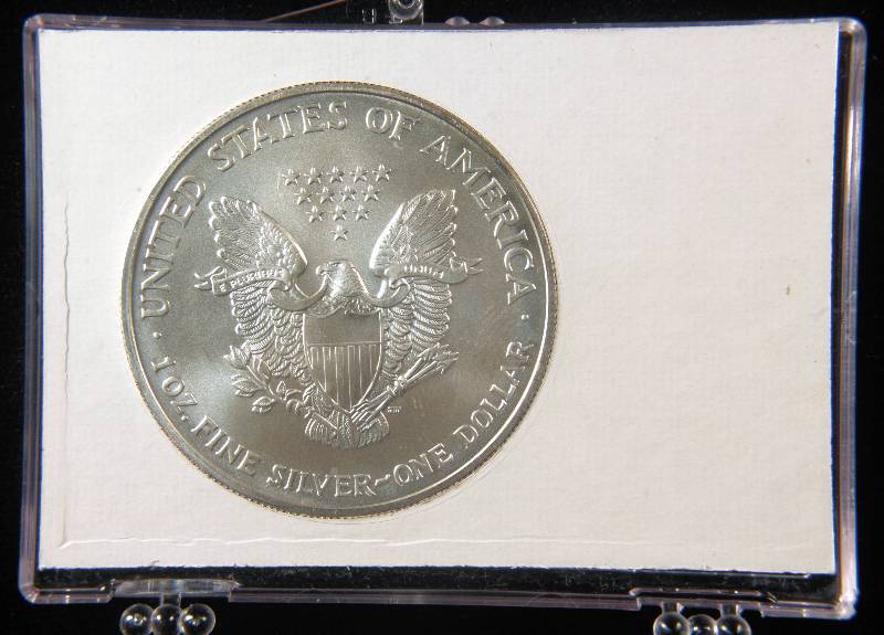 lot 72 image: 2005 1 TROY OZ. .999 FINE SILVER US SILVER EAGLE IN FLAG LABEL PLASTIC CASE