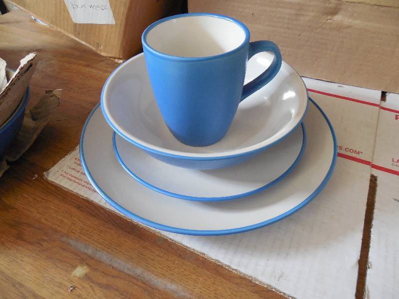 lot 6 image: 14 PC 2 Tonedinner set whitedark blue