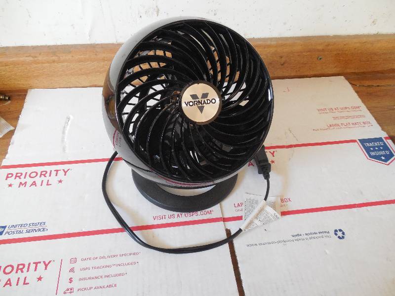lot 12 image: Vornado 160 Small Air Circulator Fan