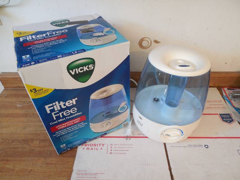 lot 19 image: Vicks FilterFree Humidifier