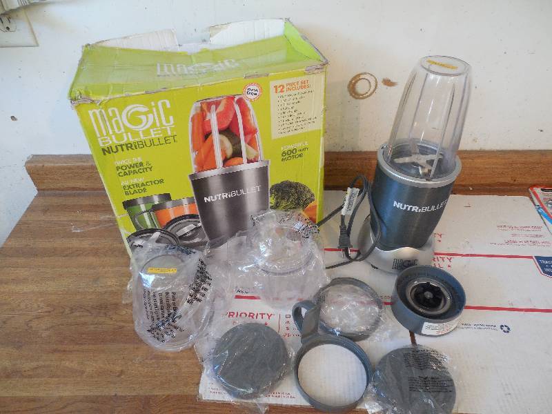 lot 22 image: NutriBullet 12-pc. 600-Watt Superfood Nutrition Extractor & Blender Set