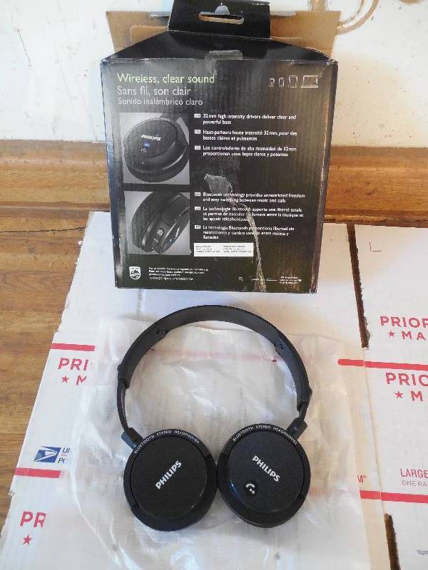 lot 23 image: Philips Wireless Bluetooth Headphones, Black