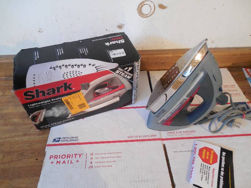 lot 39 image: Shark Lightweight Iron