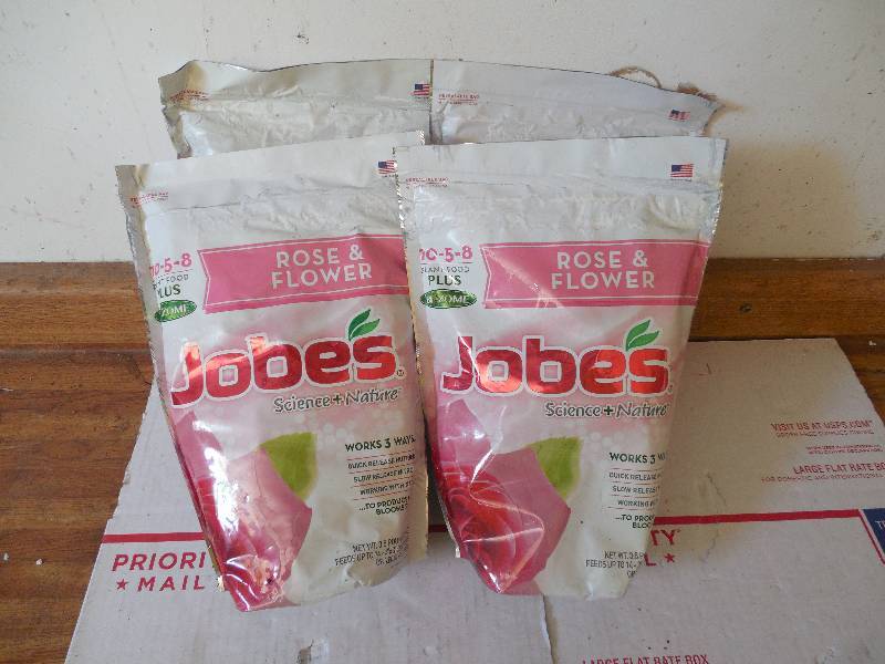 lot 41 image: 4 bags of 10-5-8 Synthetic Rose & Flower Fertilizer 3.5 LB