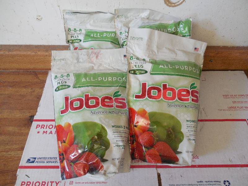 lot 46 image: 4 BAGS 8-8-8 All Purpose Fertilizer 3.5 LB