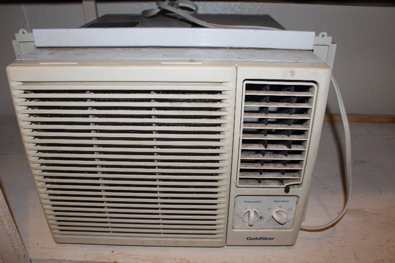 lot 3 image: Window Air conditioner