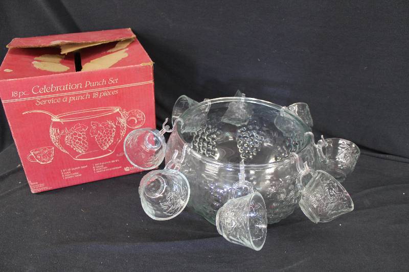 lot 9 image: Punch Set