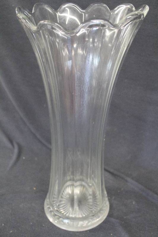lot 10 image: Vase