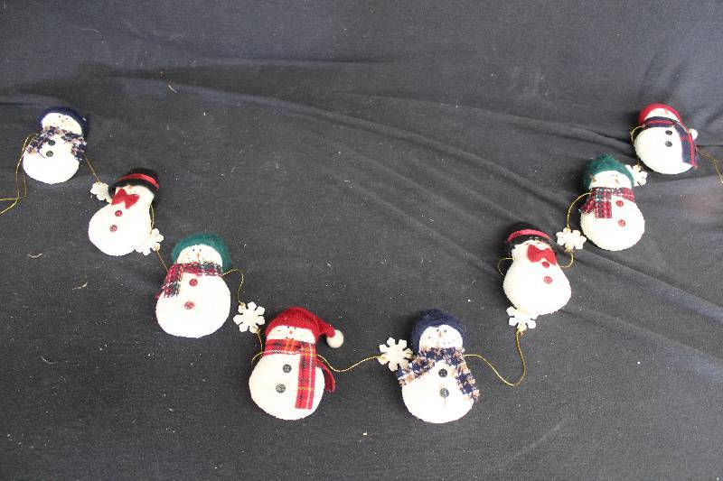 lot 13 image: Christmas Decoration