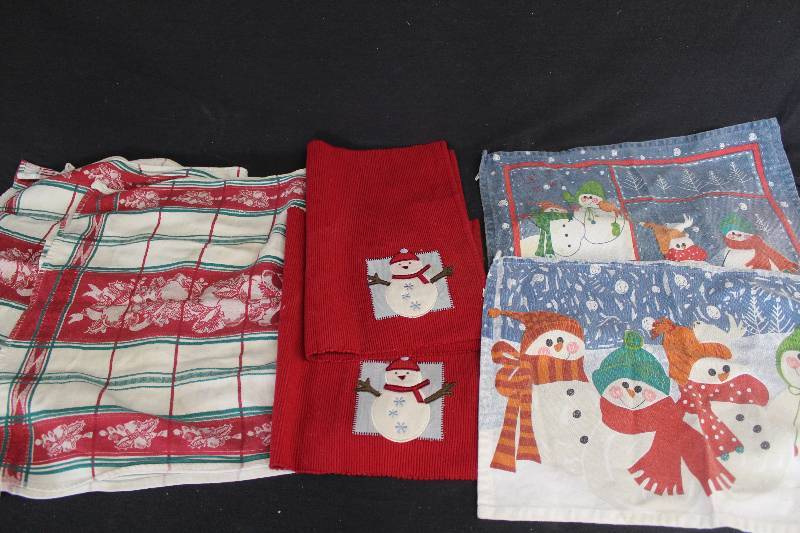 lot 15 image: Christmas Items