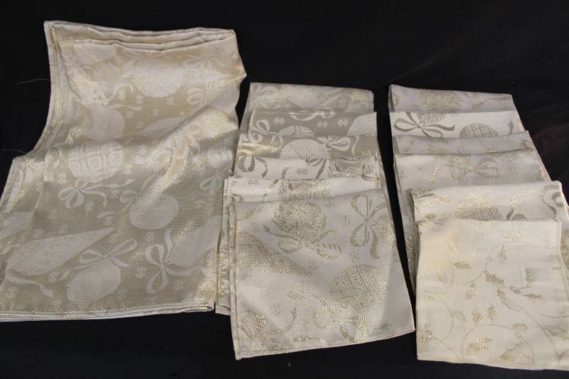 lot 16 image: Christmas Items