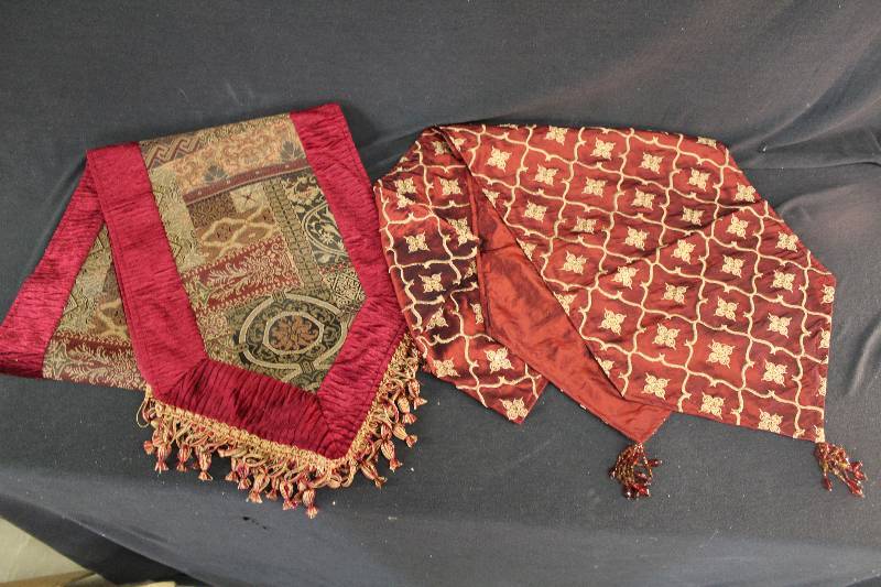 lot 17 image: Table Runners