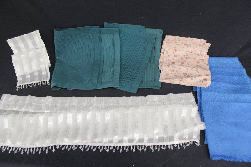 lot 18 image: Cloth Napkins, Placemats & Valences