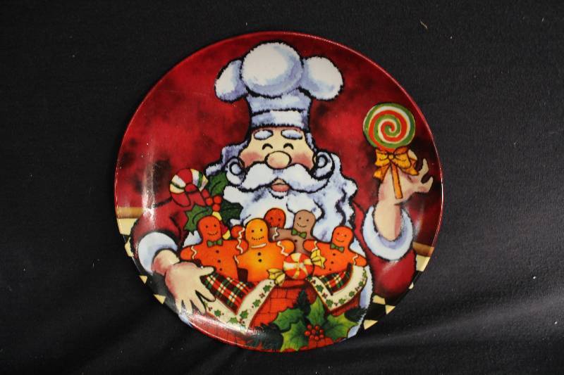 lot 22 image: Holiday Plate