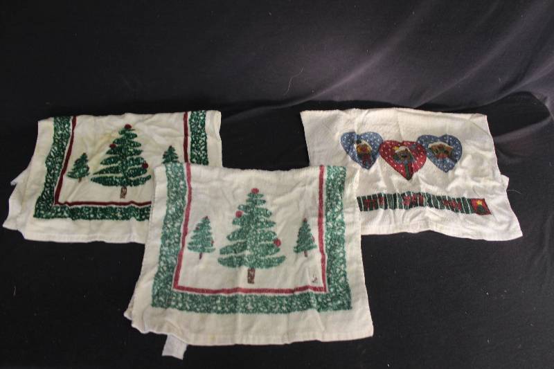 lot 23 image: Holiday Kitchen Towels