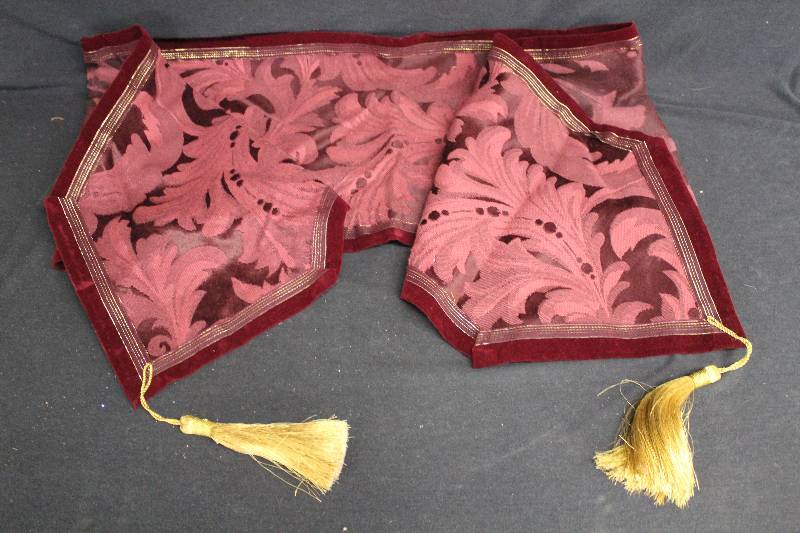lot 26 image: Table Runner