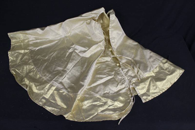 lot 27 image: Tree Skirt