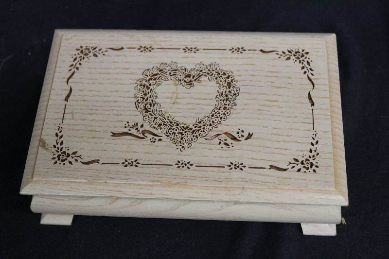 lot 30 image: Musical Jewelry Box
